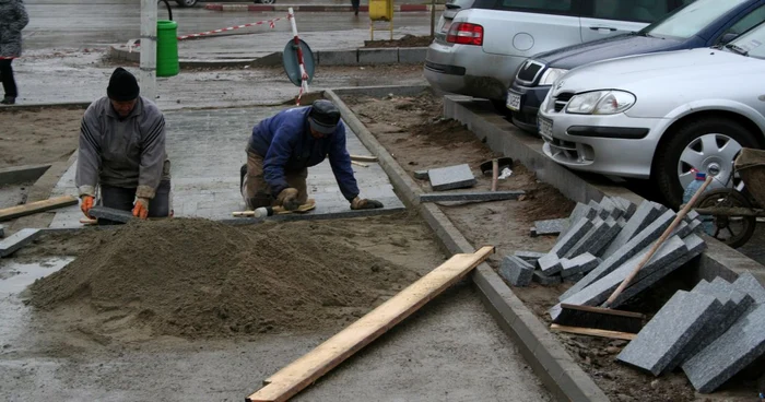 Muncitorii au început de astăzi să monteze pe trotuare plăcile de granit