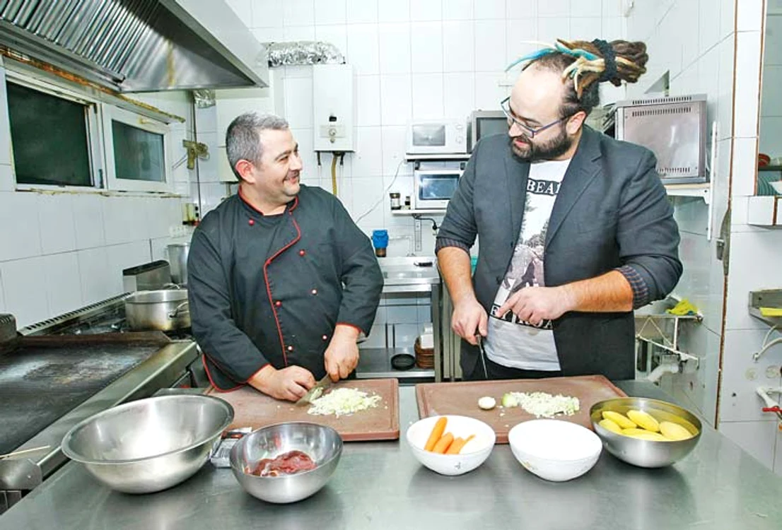 Vizi a gătit gulaşul cot la cot cu bucătarul restaurantului, Lucian