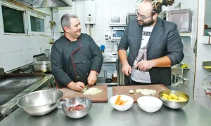 Vizi a gătit gulaşul cot  la cot cu bucătarul restaurantului, Lucian jpeg