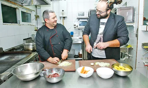 Vizi a gătit gulaşul cot  la cot cu bucătarul restaurantului, Lucian jpeg