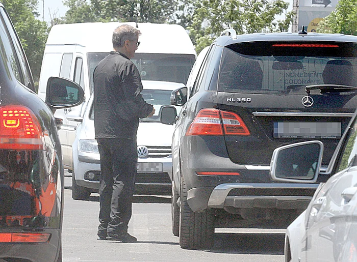 Mulțumit de  ispravă, el  s-a urcat în  mașina de fițe