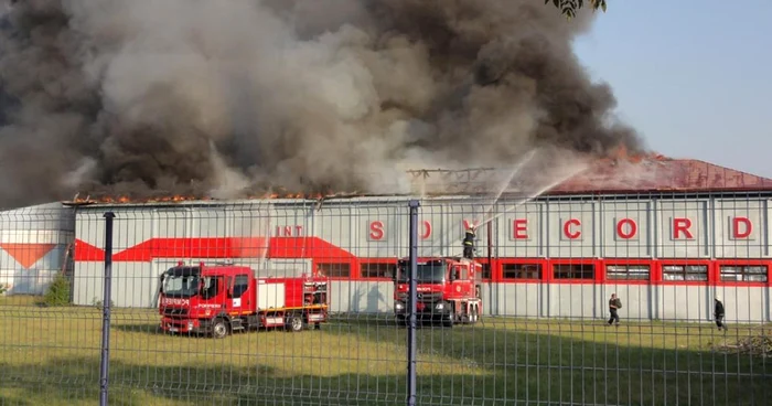 Incendiul s-a declanşat la o fabrică de vopseluri de la marginea oraşului Slatina... (FOTO: Mugurel Manea)