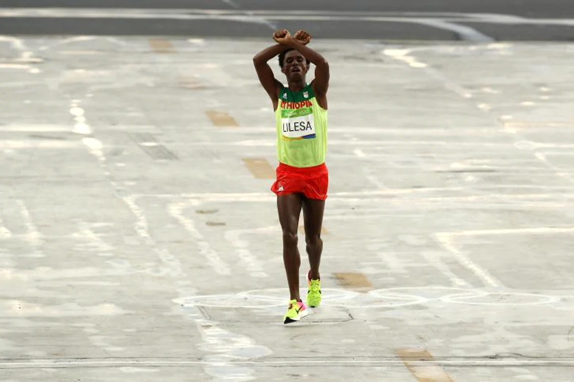 
    Feyisa Lilesa, la finalul cursei de maraton  