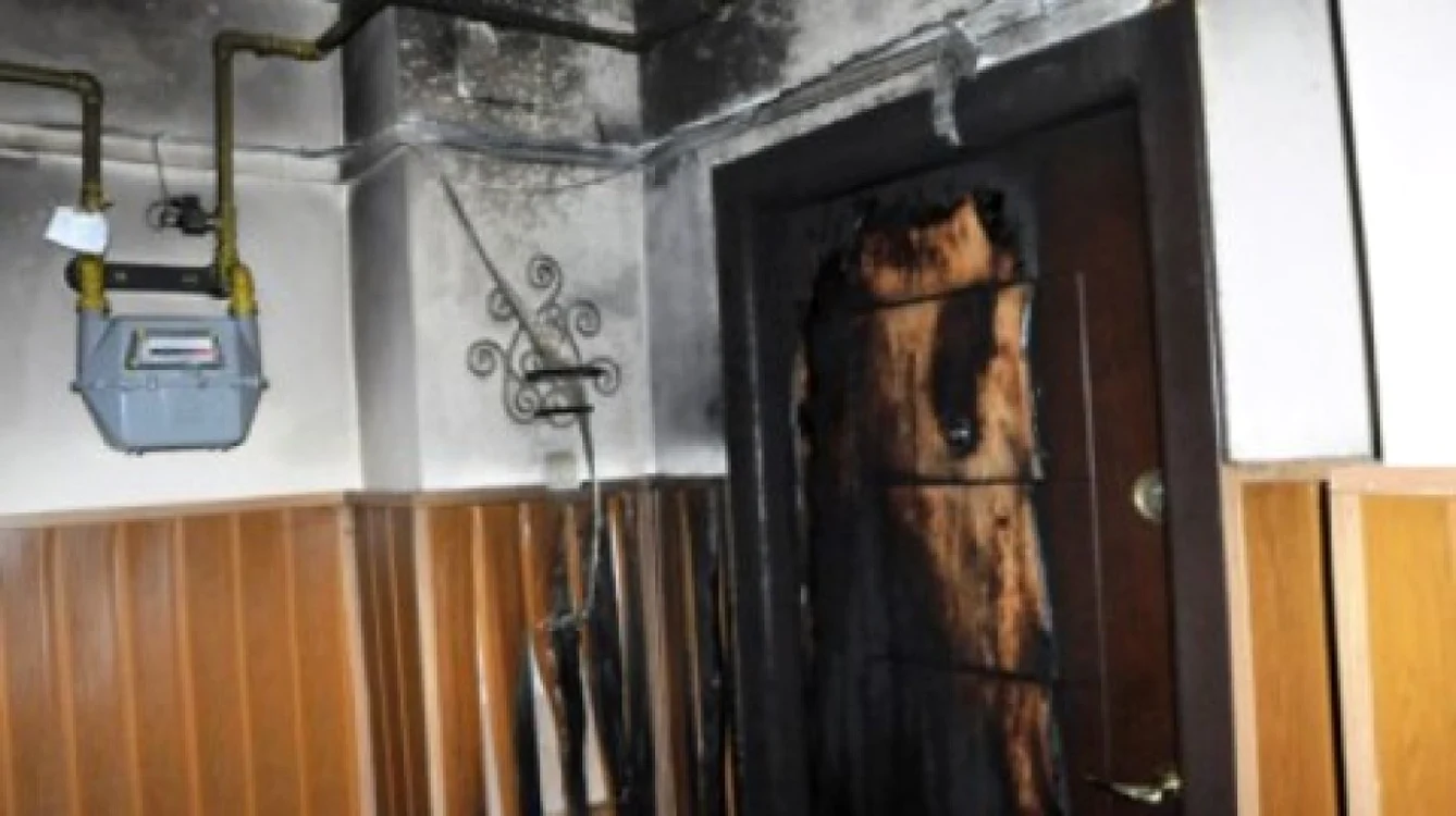 Uşa apartamentului familiei din Deva a fost incendiată. ARHIVĂ.