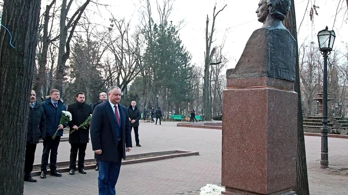 «Noi, poporul moldav, ne mândrim cu Mihai Eminescu, geniul literaturii noastre!» Igor Dodon a depus flori la bustul lui Mihai Eminescu VIDEO  jpeg