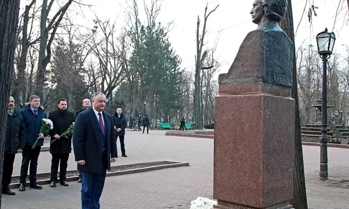 «Noi, poporul moldav, ne mândrim cu Mihai Eminescu, geniul literaturii noastre!» Igor Dodon a depus flori la bustul lui Mihai Eminescu VIDEO  jpeg