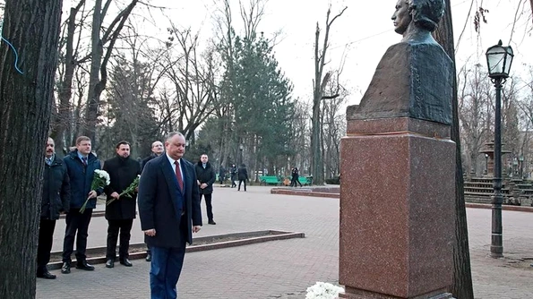 «Noi, poporul moldav, ne mândrim cu Mihai Eminescu, geniul literaturii noastre!» Igor Dodon a depus flori la bustul lui Mihai Eminescu VIDEO jpeg