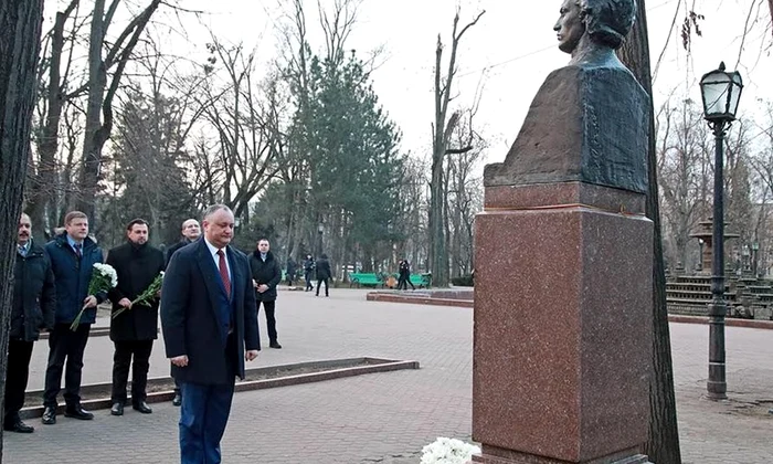 «Noi, poporul moldav, ne mândrim cu Mihai Eminescu, geniul literaturii noastre!» Igor Dodon a depus flori la bustul lui Mihai Eminescu VIDEO  jpeg