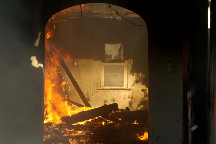 
    Femeia a fost salvată  după ce fiul ei a spart  geamul locuinţei  şi a tras-o în curte   