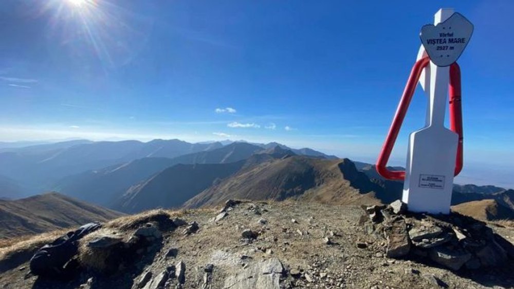 Totem montat pe cel mai înalt vârf din Brașov. Viștea Mare are o altitudine de 2.527 de metri. Totul a fost cărat în spate