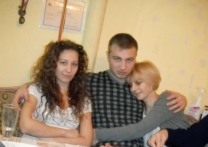 
    Bogdan Vlădan, împreună cu mama lui Florina și logodnica sa  