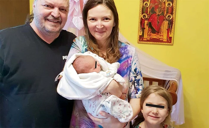 
    Victor Socaciu, alături de fiica sa, Alessia Ana Maria, şi de cele două nepoate, Delia şi Teodora  