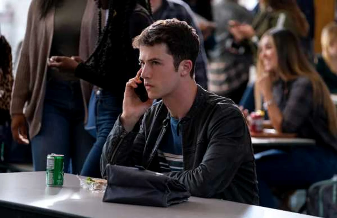 Clay este personajul principal din serialul „13 Reasons Why“, ajuns la al patrulea sezon FOTO Netflix