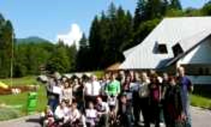 Micii redactori de la Colegiul Tehnic din Mătăsari şi de la Gheorghe Magheru, alături de profesorii care i-au coordonat