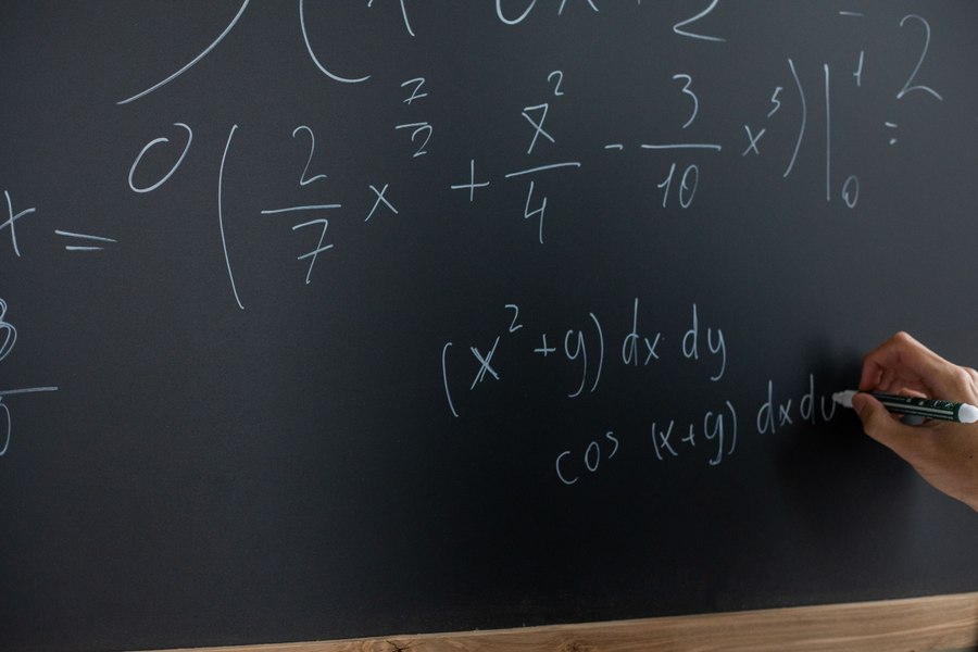 Materiile de Bacalaureat care rămân fără profesori. De ce nimeni nu mai vrea să predea Matematică, Fizică sau Chimie