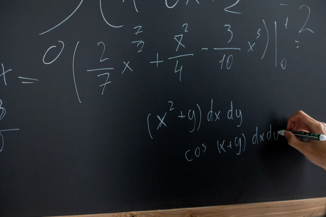 profesor scrie lectia la tabla