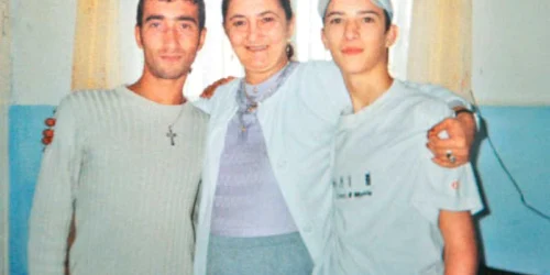 Marian Ciobanu (dreapta), împreună cu mama şi cu fratele său, în zilele fericite