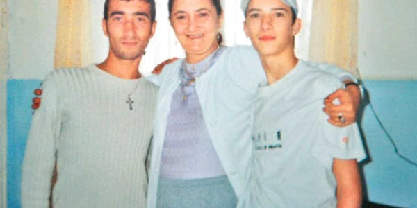 Marian Ciobanu (dreapta), împreună cu mama şi cu fratele său, în zilele fericite
