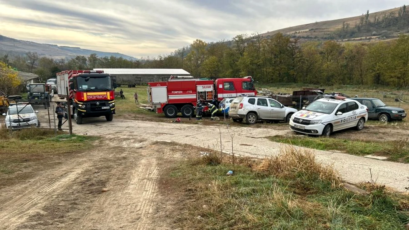 Trei oameni au murit după prăbușirea tavanului unei ferme din Bacău FOTO ISU Bacău
