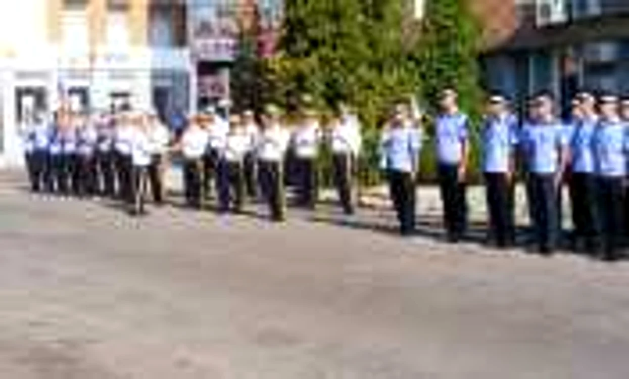 fanfara municipiului făcând playback