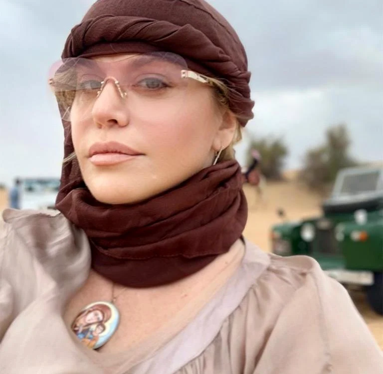 
    Loredana Groza nu s-a despărțit de medalionul cu Fecioara Mariafoto: arhivă personală  