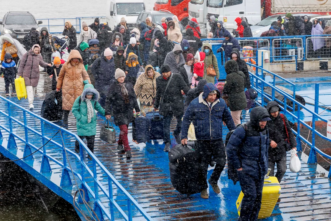 Refugiații au sosit marți cu bacul la vama Isaccea (foto: Inquam Photos)