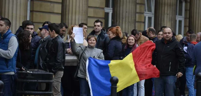 Români din diaspora stând la coadă la vot Foto arhivă