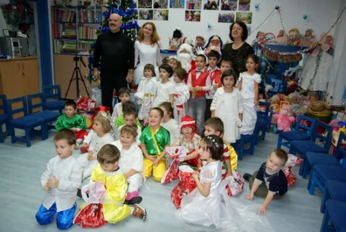 Preşcolarii au susţinut un program artistic dedicat Crăciunului.