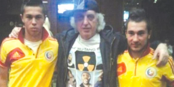 Juniorii Alin Dobrosavlevici şi Andrei Manole s-au pozat  cu mândrie în Serbia cu interlopul Buturovici