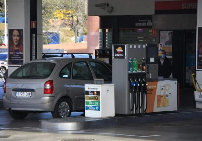 Schema prin care angajata unei benzinării a furat 13.000 de euro fără să fie prinsă ani la rând. Ce a dat-o de gol