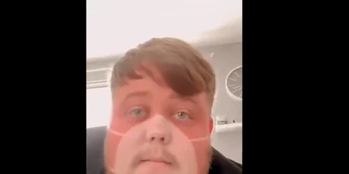 barbat bronzat cu masca pe fata foto captura video