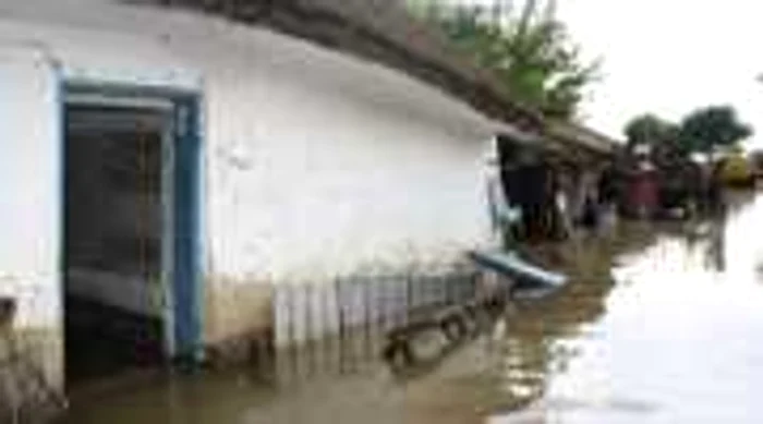 Opt case din Almaşu au fost distruse iremediabil de ape (foto arhivă Adevărul)