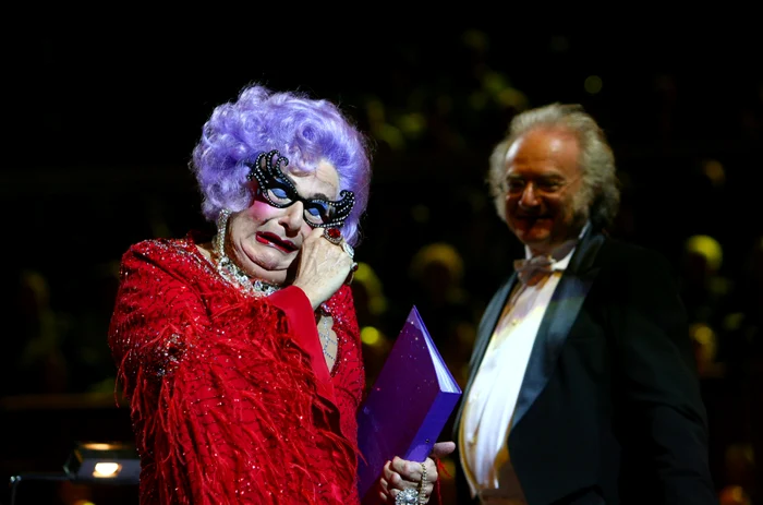 Barry Humphries în rolul Dame Edna Foto Profimedia