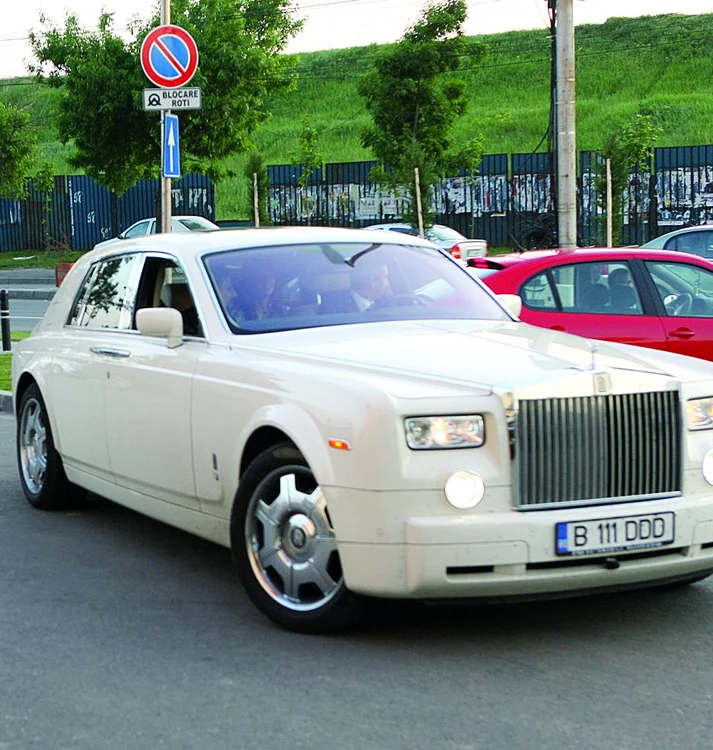 
    Un bărbat s-a oferit să-l ajute pe Dan Diaconescu să-şi parcheze  maşina, aşa că timp de 20 de  minute a dat din mâini când la  stânga, când la dreapta  