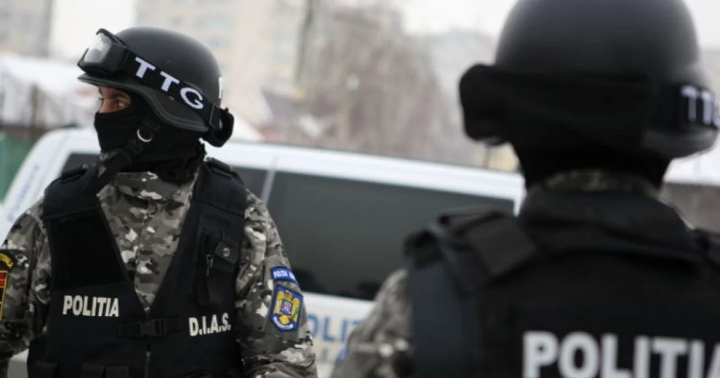 Poliţiştii au ridicat mai multe bunuri din locuinţele romilor