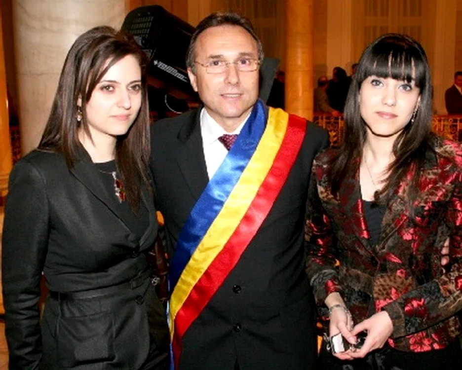 Gheorghe Nichita şi fiicele sale, Ioana şi Ilinca (dreapta)foto: ziaruldeiasi.ro