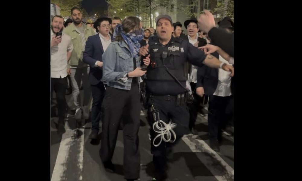 Momente de teroare pentru o femeie din Brooklyn, atacată de un grup de evrei ortodocși. „Amenințau cu violul, scandau «moarte arabilor»”