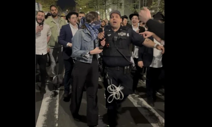 Femeia a fost lovită şi ameninţată chiar în prezenţa poliţistului. FOTO: captură video