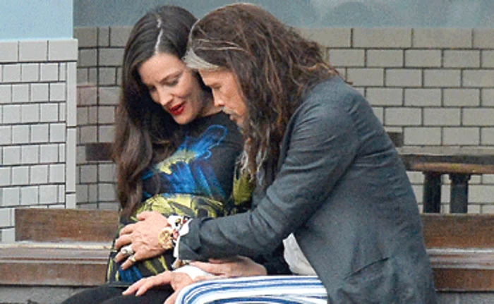 
    Starul încearcă să-l simtă pe nepoţelul nenăscutFoto: Hepta  