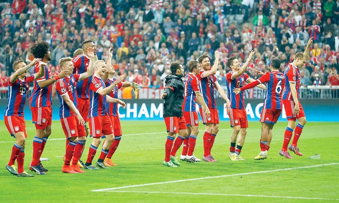 
    Jucătorii lui Bayern Munchen oferă şi satisfacţii pe măsură fanilor care închid casele stadioanelor pe unde trec. Sunt campioanii ultimelor trei ediţii de Bundesliga şi în total deţin în vitrină un record absolut de 25 de titluri şi 17 Cupe interne Foto Click!  