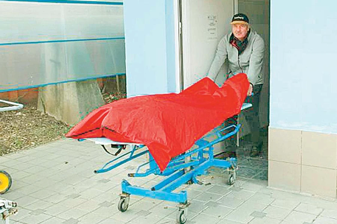 Pasagerii autocarului care  venea din Olanda vor fi  preluaţi astăzi de o altă  maşină şi aduşi în Capitală (fotografii: glasul-hd.ro)