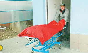 Pasagerii autocarului care  venea din Olanda vor fi  preluaţi astăzi de o altă  maşină şi aduşi în Capitală (fotografii: glasul hd ro) jpeg