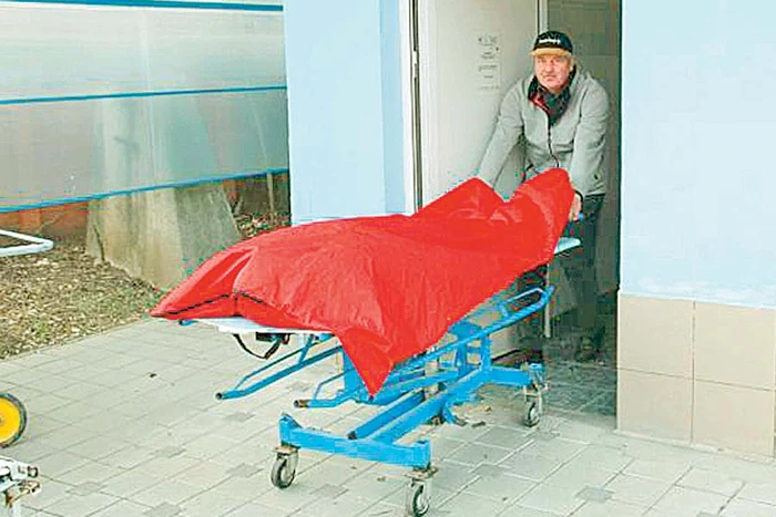 Pasagerii autocarului care  venea din Olanda vor fi  preluaţi astăzi de o altă  maşină şi aduşi în Capitală (fotografii: glasul-hd.ro)