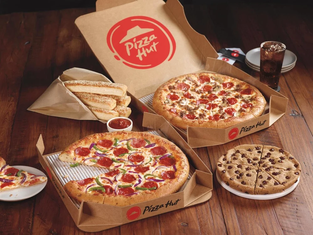 Pizza Hut concediază peste 1.200 de angajați.