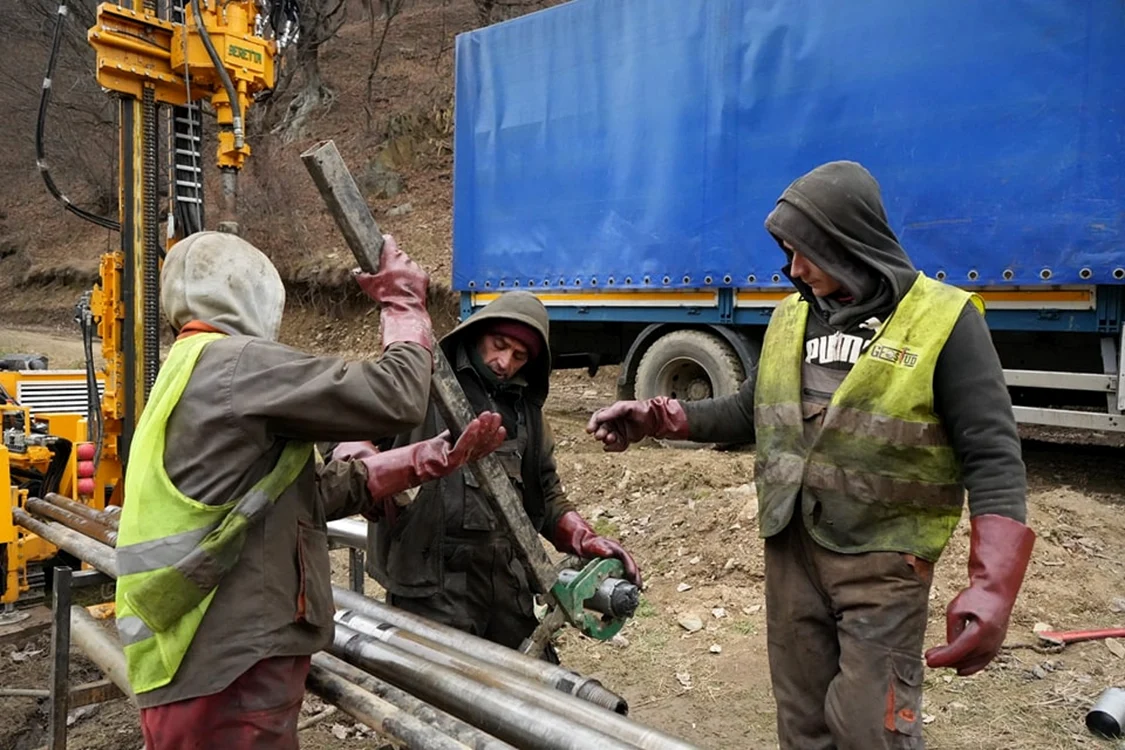 Continuă forările geotehnice pe Lotul 2 al Autostrăzii Sibiu - Pitești Sursă DRDP Craiova