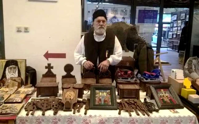Vasile Moldoveanu sculptează în lemn, dar şi pictează. În colecţia se regăsesc cruci de mână, troiţe, lăzi de zestre în miniatură şi alte obiecte realizate după modele tradiţionale.