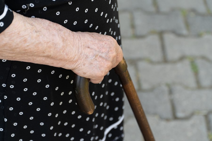Patronii unui azil, judecaţi pentru înşelăciune. Cum au „furat" apartamentul unei bătrâne