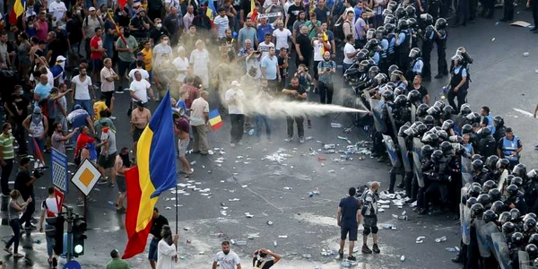 Incidente în prima zi de proteste a românilor din diaspora faţă de guvernul PSD in Piata Victoriei vineri 10 august 2018 Protestatarii cer eliminarea politicienilor cu probleme penale şi alegeri anticipate Inquam Photos  Adriana Neagoe