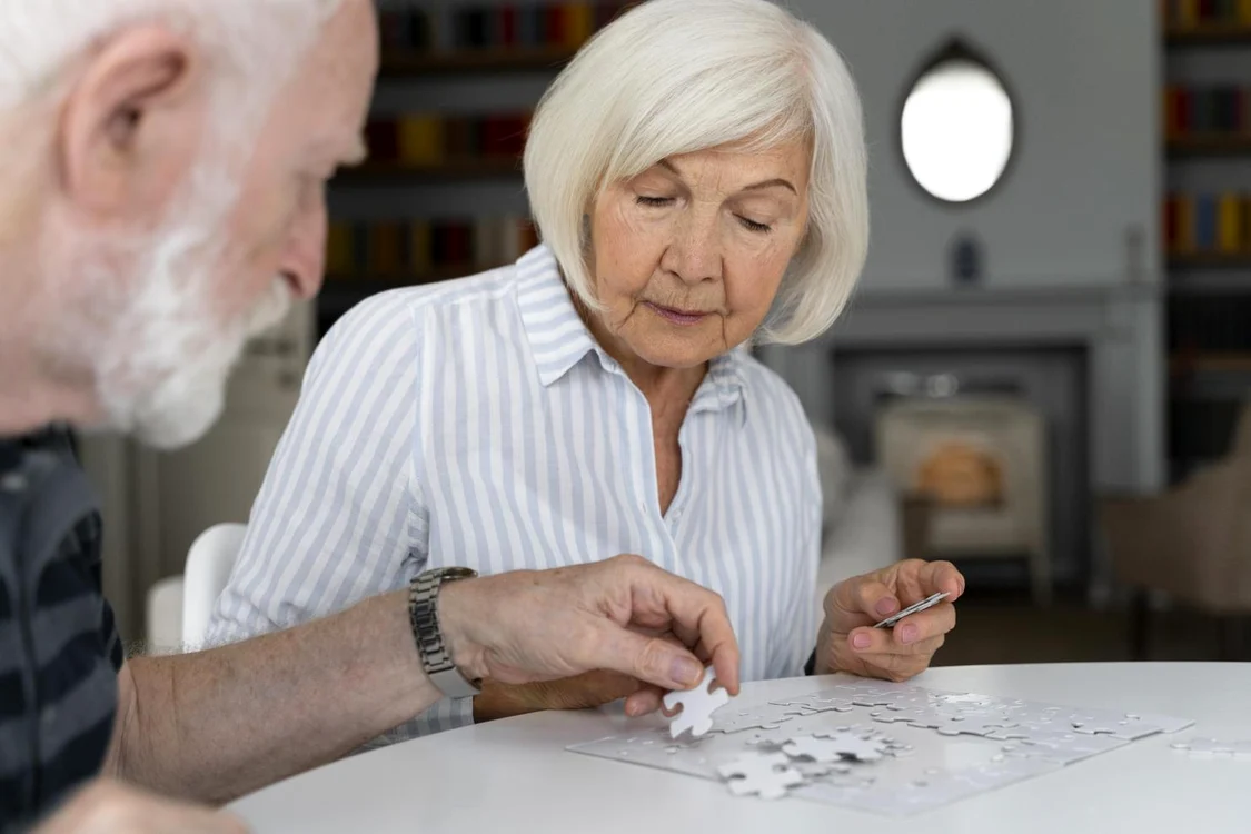 Riscul bolii Alzheimer este asociat adesea cu vârsta înaintată. Foto: Freepik.com