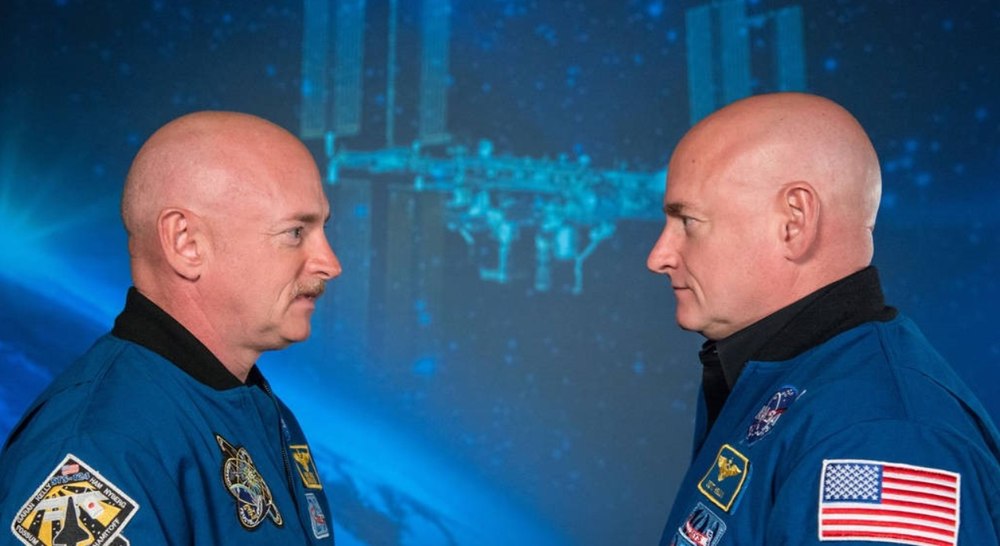Cazul gemenilor Scott și Mark Kelly, folosiți de NASA pentru un studiu al efectelor zborului spațial de lungă durată asupra corpului uman